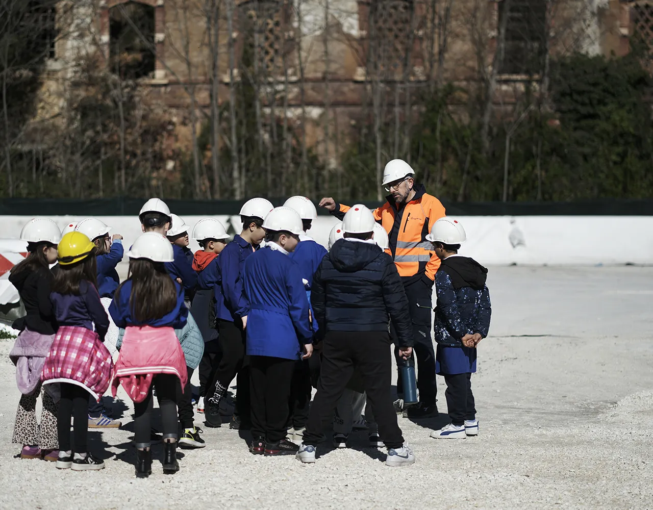 Operatore spiega ad un gruppo di bambini delle scuole del Comune di Bolognano