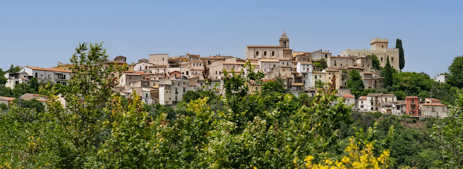 Veduta sulla città di Bussi sul Tirino in Abruzzo
