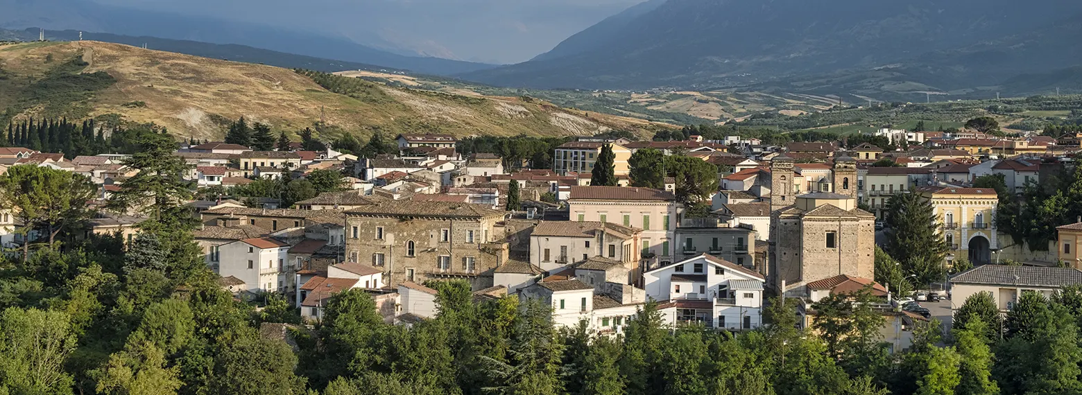 Veduta sulla città di Torre de' Passeri in Abruzzo