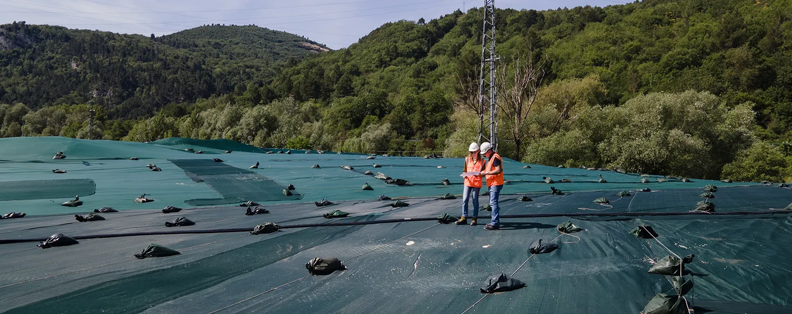 addetti sopra la copertura del sito di Bussi sul Tirino